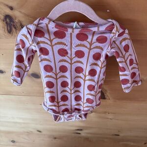 Kate Quinn baby bodysuit pink w/ red poppies